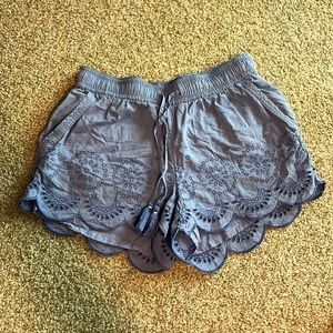 Vineyard vines embroidered shorts